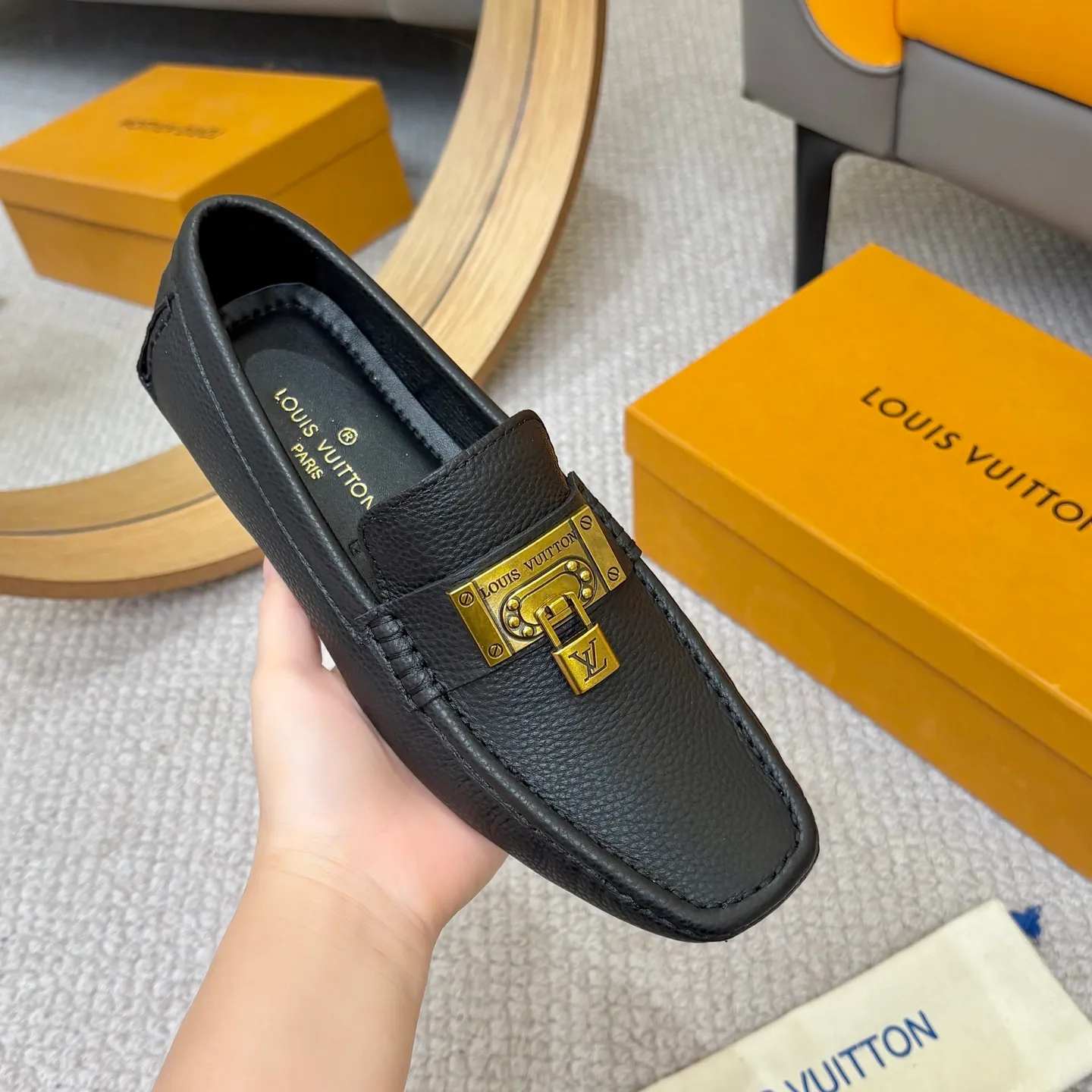 Men's men's shoes 💰420 (Yangli) LV 2⃣️0⃣️2⃣️5️⃣Spring and summer counter GLORIA series models ✈️Original factory special leather production, original last type. A classic driving slip-on casual shoe that shows an elegant style with exquisite craftsmanship details such as Monogram embossing all over the upper🌀Italian imported calfskin fabric Sheepskin foot pads➕Inside～Private mold replica sole Unique style Comfortable driving slip-on Size: 4-12 (38-46) Comes with [Counter packaging: original box, wrapping paper, card, instruction manual, shoehorn, cloth bag] No pressure to enter and leave the counter!